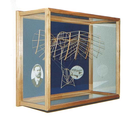 All our models will be delivered in such attractive display cases. These cases are designed to be hung from a wall. Herethrough they do not need specific spare room in your home or collection. Schown here is the model of the large biplane by Otto Lilienthal of 1895. 100 Pieces limited edition.
