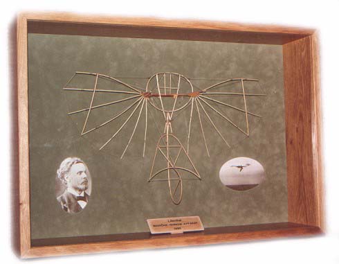 Lilienthal Maihöhe-Rhinow-Apparatus of 1893. Also shown in its display case of oak and real glas top. Limited edition: 100 pieces.