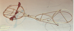 Gestellkreuz und Leitwerk des Maihöhe-Rhinow-Apparates. Beides kann wie beim Original zerlegt werden